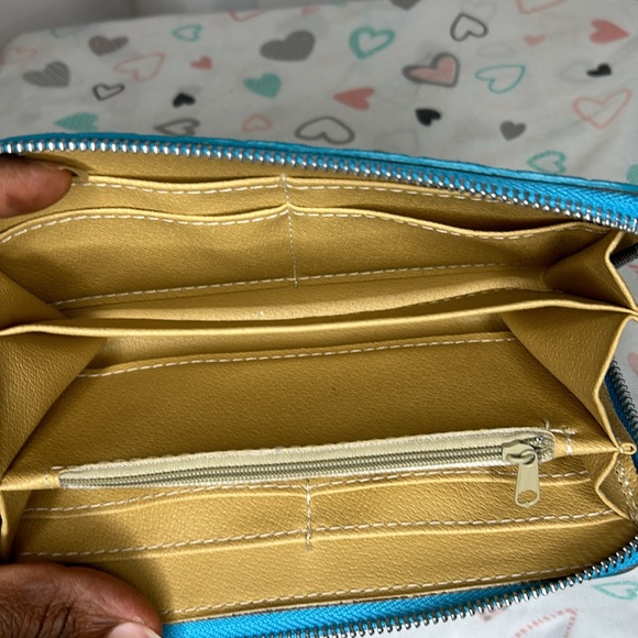 VERA PELLE aqua blue floral design zip around wallet. Holds up to 8 cards. - Picture 5 of 9
